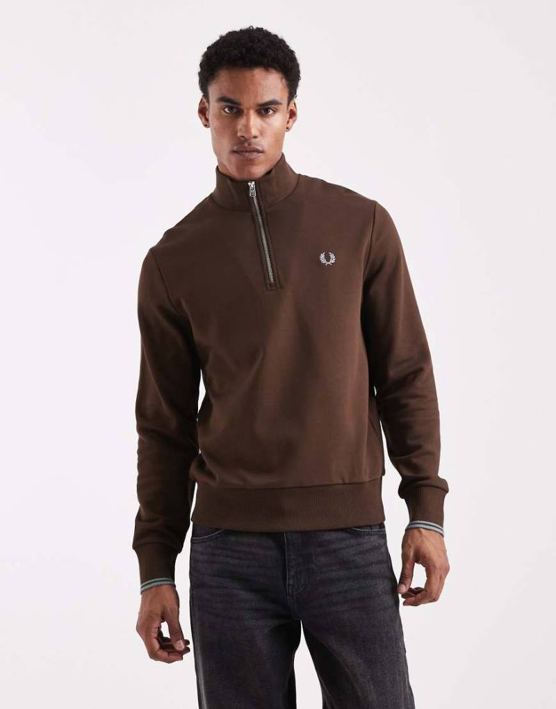Fred Perry - Sweatshirt in dunklem Tabakbraun mit Zierstreifen und kurzem Reißverschluss-Brown von Fred Perry