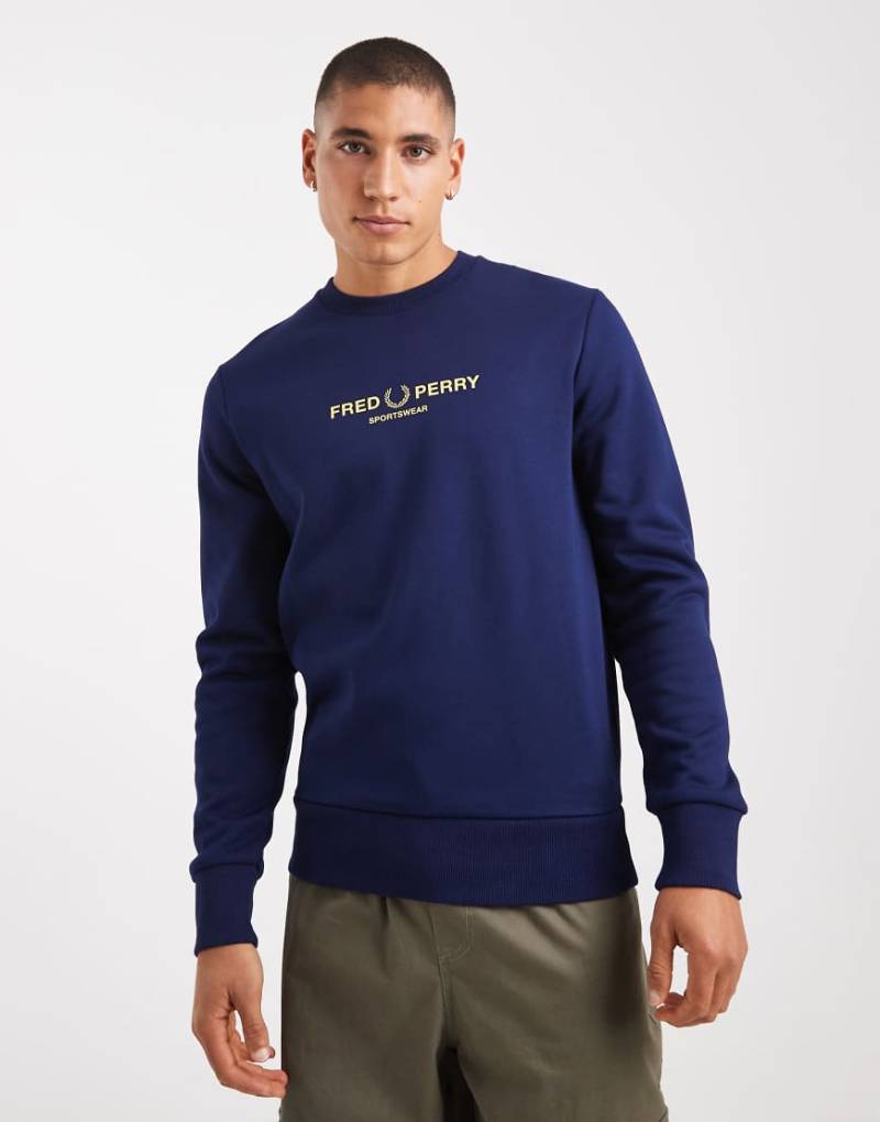 Fred Perry - Sweatshirt in französischem Marineblau mit „Sportswear"-Print von Fred Perry