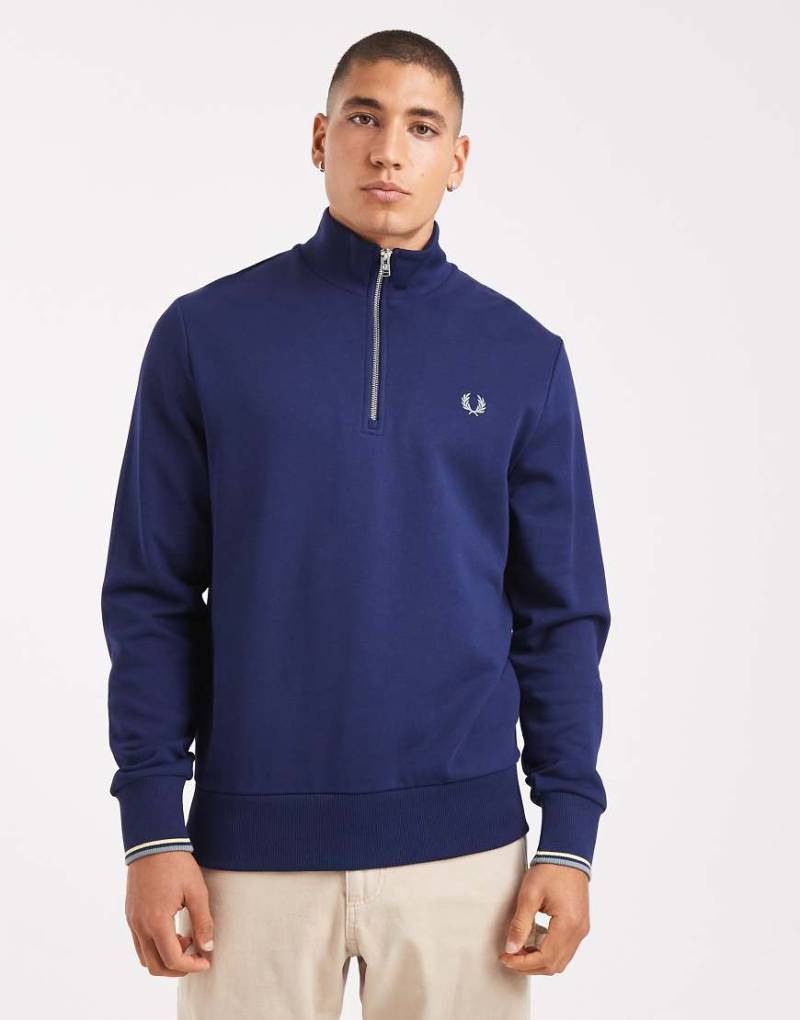 Fred Perry - Sweatshirt in französischem Marineblau mit Zierstreifen und kurzem Reißverschluss Fred Perry - Sweatshirt in französischem Marineblau mit Zierstreifen und kurzem Reißverschluss von Fred Perry