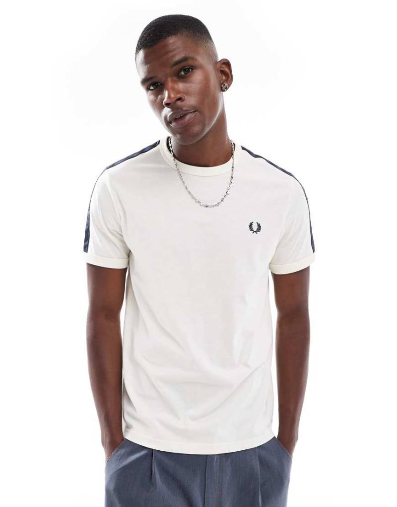 Fred Perry - T-Shirt in Beige mit andersfarbigen Zierstreifen-Neutral von Fred Perry