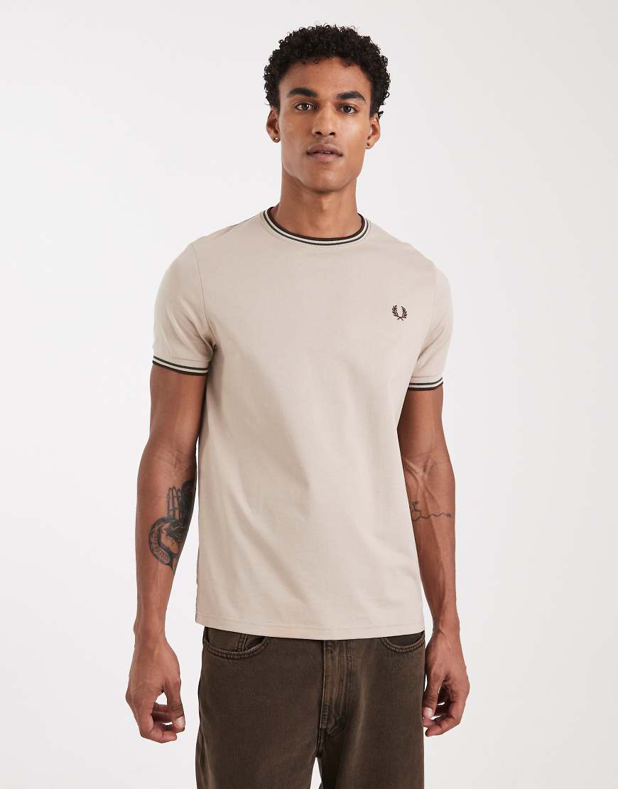 Fred Perry - T-Shirt in Beige mit zwei Kontraststreifen-Neutral von Fred Perry