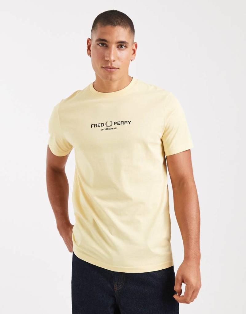 Fred Perry - T-Shirt in Blassgelb mit „Sportswear"-Logo von Fred Perry