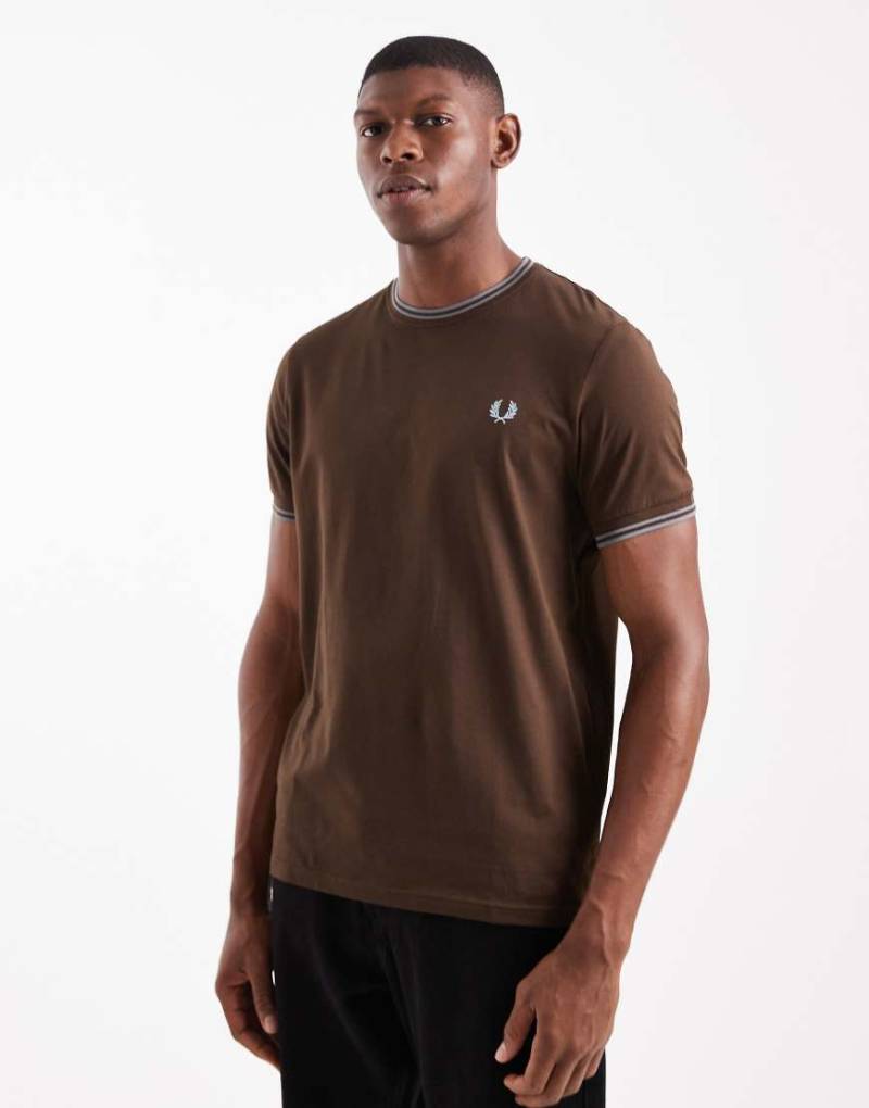 Fred Perry - T-Shirt in Braun mit zwei Zierstreifen-Brown von Fred Perry