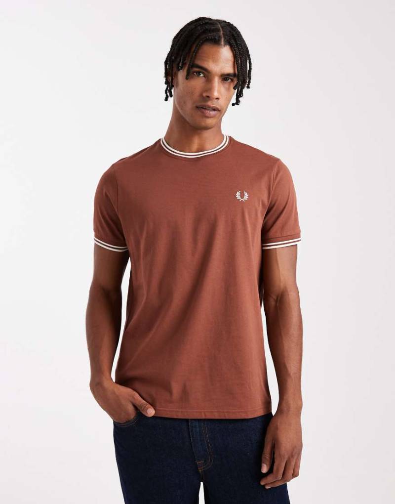 Fred Perry - T-Shirt in Braun mit zwei Zierstreifen-Brown Fred Perry - T-Shirt in Braun mit zwei Zierstreifen-Brown von Fred Perry