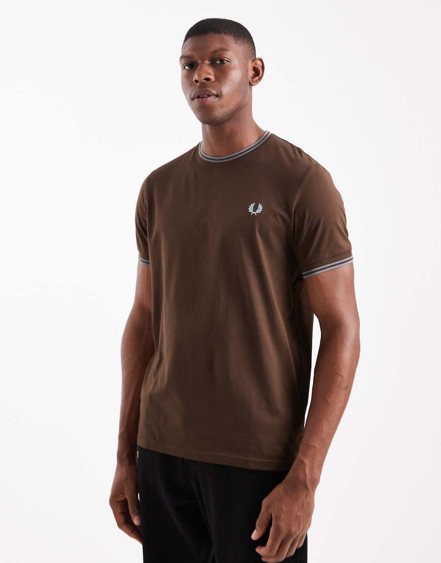 Fred Perry - T-Shirt in Braun mit zwei Zierstreifen-Brown von Fred Perry