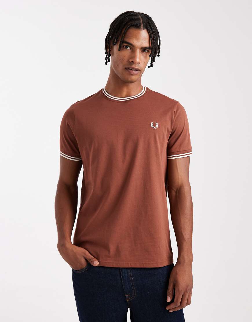 Fred Perry - T-Shirt in Braun mit zwei Zierstreifen-Brown von Fred Perry