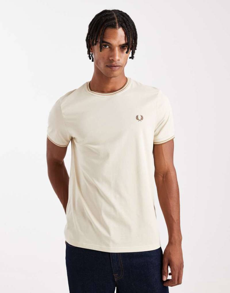 Fred Perry - T-Shirt in Cremeweiß mit zwei Zierstreifen von Fred Perry