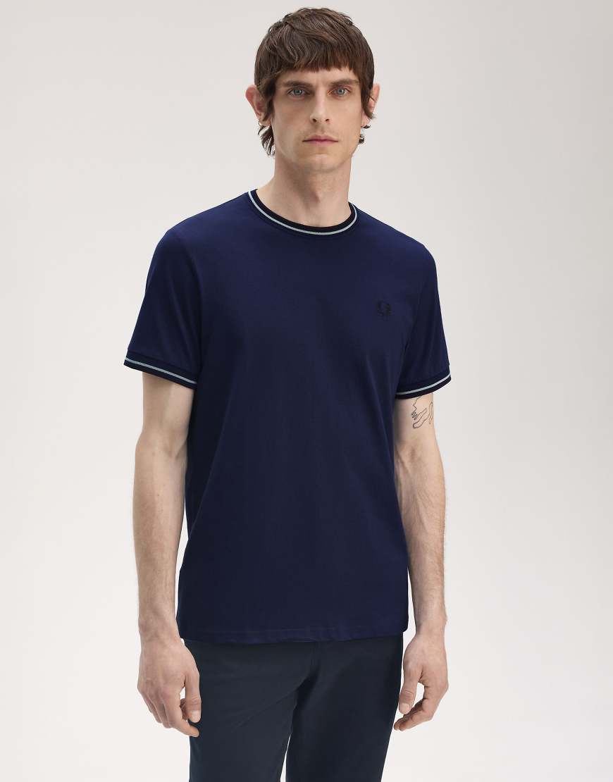 Fred Perry - T-Shirt in Dunkelblau mit zwei Zierstreifen-Marineblau von Fred Perry