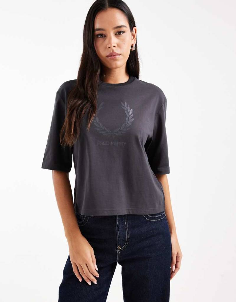 Fred Perry - T-Shirt in Dunkelgrau mit Glitzer-Logo von Fred Perry
