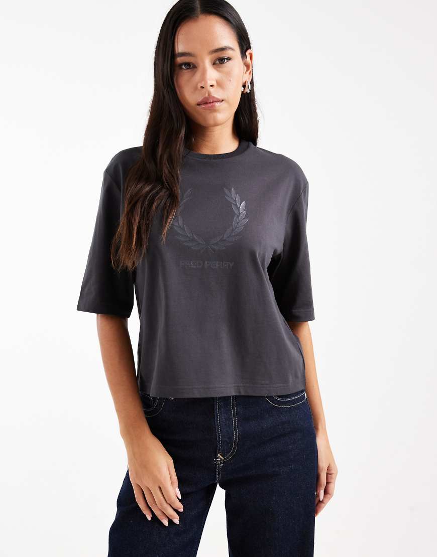 Fred Perry - T-Shirt in Dunkelgrau mit Glitzer-Logo von Fred Perry