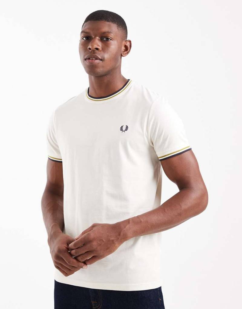 Fred Perry - T-Shirt in Ecru mit Doppel-Zierstreifen-Weiß von Fred Perry