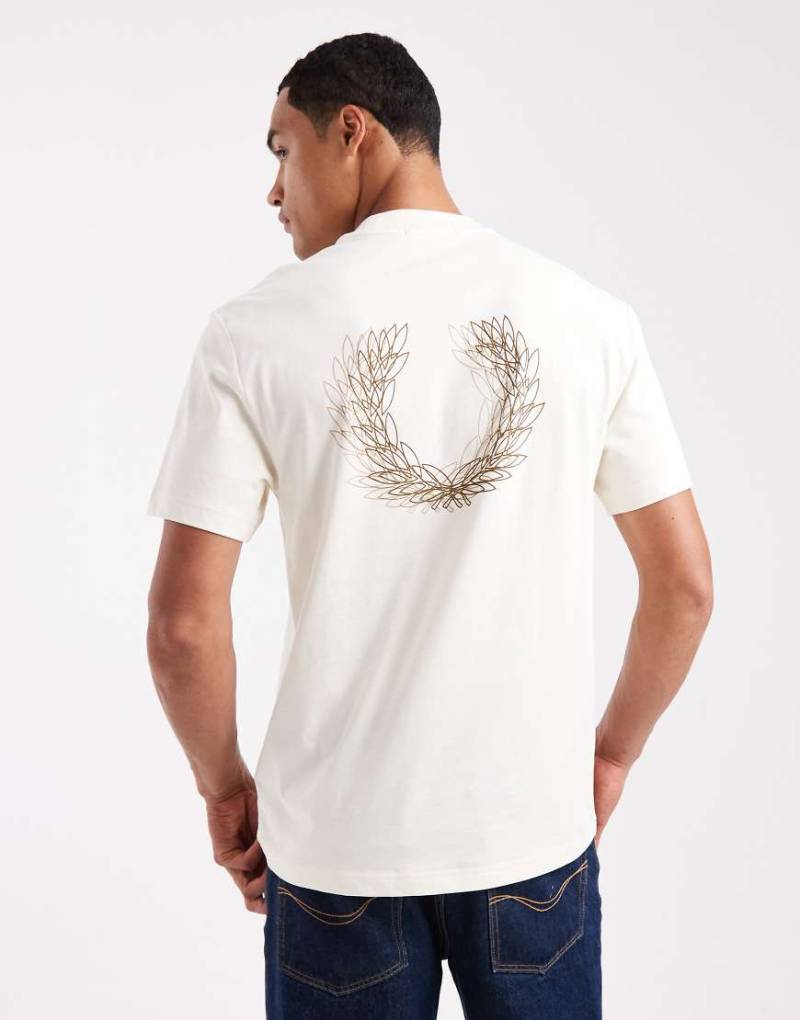 Fred Perry - T-Shirt in Ecru mit Leuchtkasten-Grafikprint mit Logo auf der Rückseite-Weiß von Fred Perry