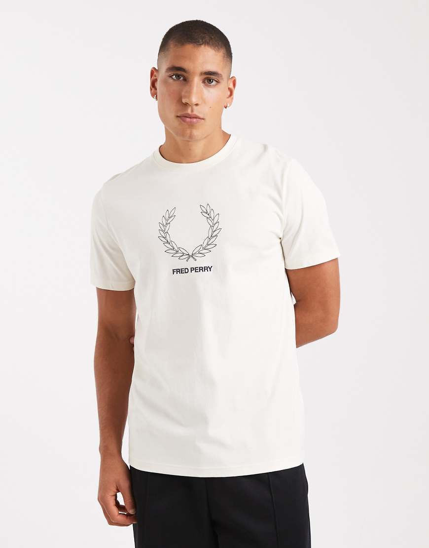 Fred Perry - T-Shirt in Ecru mit Umriss-Kranz-Grafikmotiv-Weiß von Fred Perry