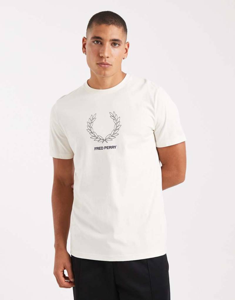 Fred Perry - T-Shirt in Ecru mit Umriss-Kranz-Grafikmotiv-Weiß von Fred Perry