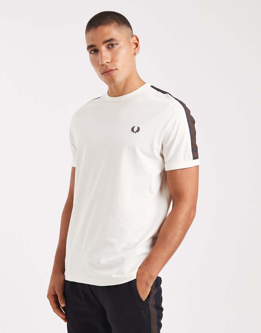 Fred Perry - T-Shirt in Ecru mit farblich abgesetztem Zierband in Burnt Tobacco-Weiß von Fred Perry