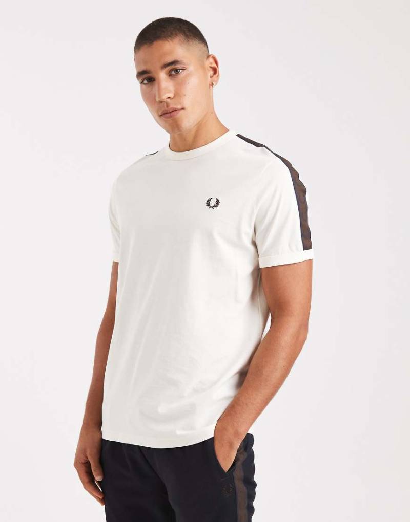 Fred Perry - T-Shirt in Ecru mit farblich abgesetztem Zierband in Burnt Tobacco-Weiß von Fred Perry