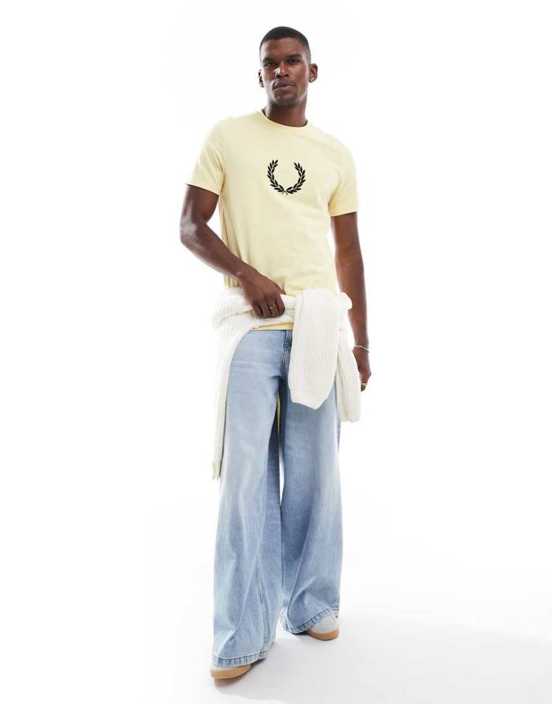 Fred Perry - T-Shirt in Gelb mit Grafikprint von Fred Perry