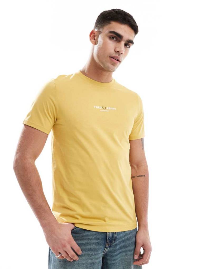 Fred Perry - T-Shirt in Gelb mit mittigem Logo von Fred Perry