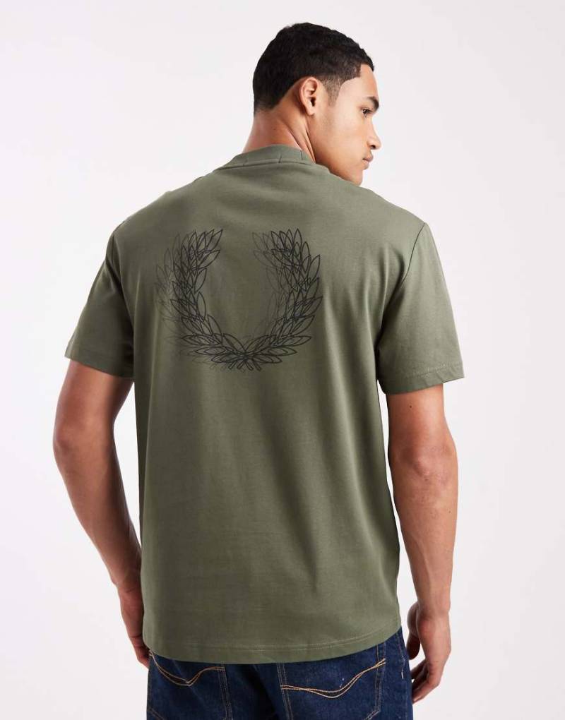 Fred Perry - T-Shirt in Grün mit Leuchtkasten-Grafikprint mit Logo auf der Rückseite von Fred Perry