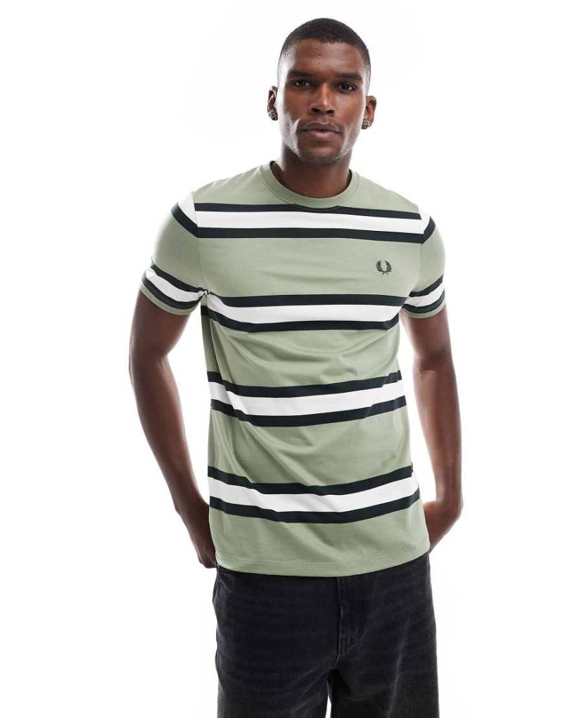 Fred Perry - T-Shirt in Grün mit auffälligem Streifenmuster von Fred Perry