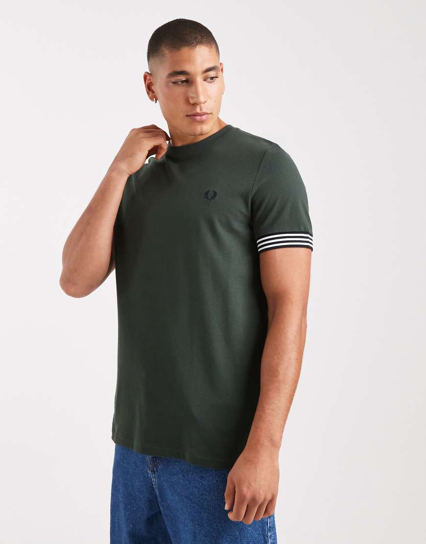 Fred Perry - T-Shirt in Grün mit gestreiften Bündchen von Fred Perry