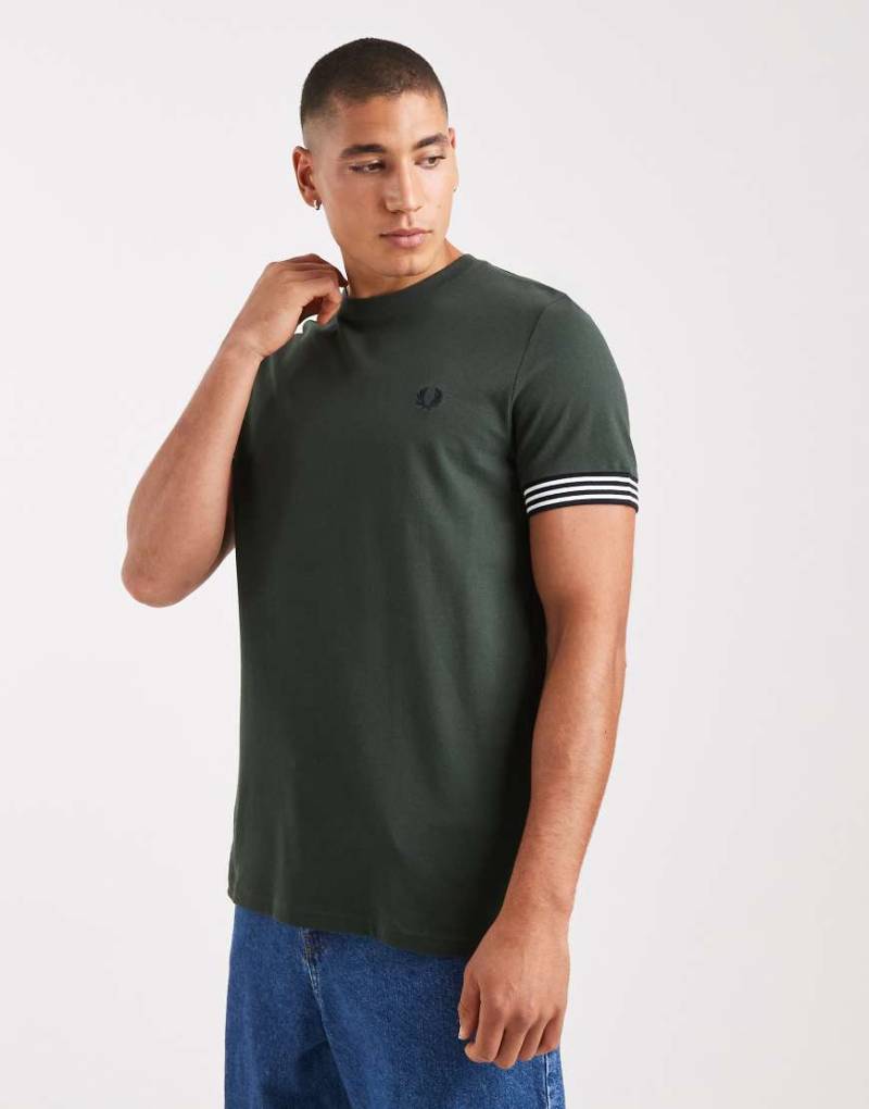 Fred Perry - T-Shirt in Grün mit gestreiften Bündchen von Fred Perry
