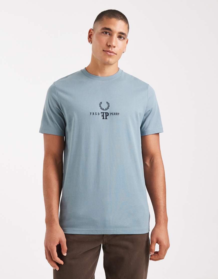 Fred Perry - T-Shirt in Hellblau Mit Monogramm-Grafikmotiv von Fred Perry