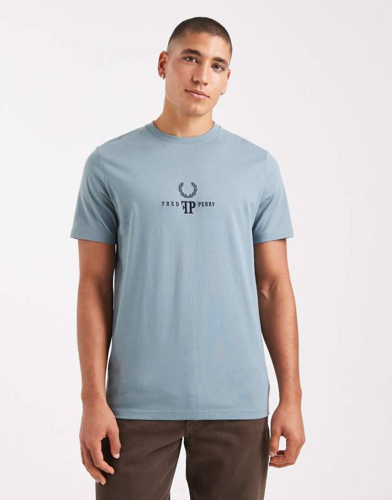 Fred Perry - T-Shirt in Hellblau Mit Monogramm-Grafikmotiv von Fred Perry