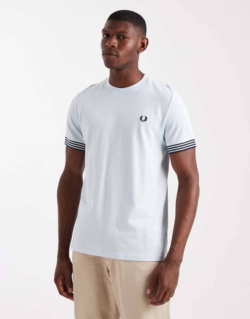 Fred Perry - T-Shirt in Hellblau mit gestreiften Bündchen von Fred Perry