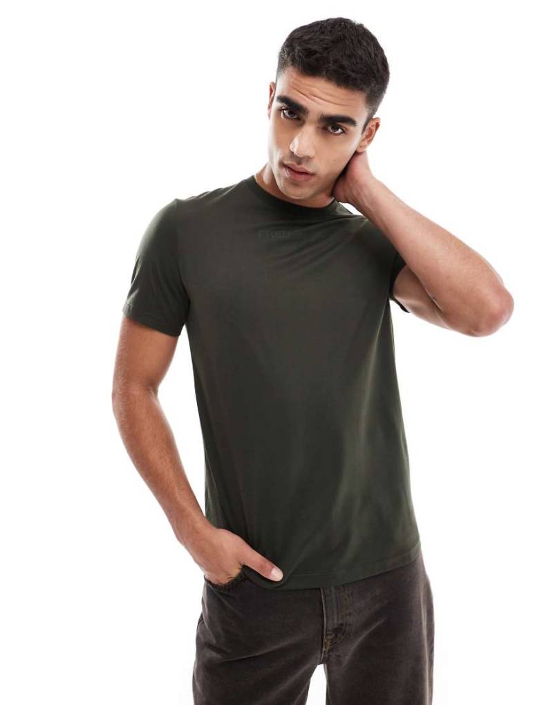 Fred Perry - T-Shirt in Khaki mit Doppellogo-Print-Grün von Fred Perry