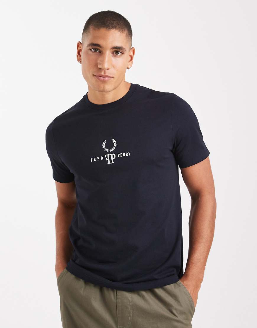 Fred Perry - T-Shirt in Marineblau mit Monogramm von Fred Perry
