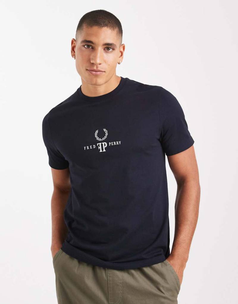 Fred Perry - T-Shirt in Marineblau mit Monogramm von Fred Perry