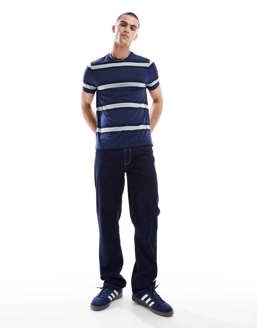 Fred Perry - T-Shirt in Marineblau mit breiten Querstreifen von Fred Perry