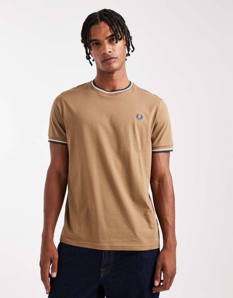 Fred Perry - T-Shirt in Olivgrün mit doppelten Zierstreifen von Fred Perry