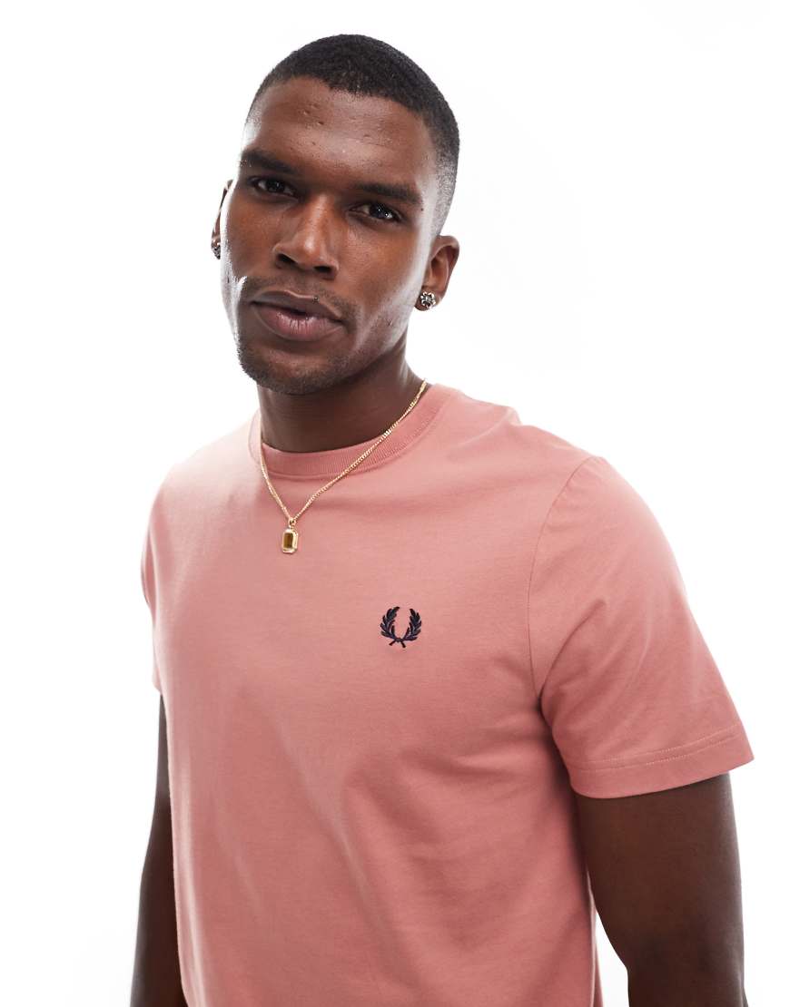Fred Perry - T-Shirt in Rosa mit Rundhalsausschnitt von Fred Perry