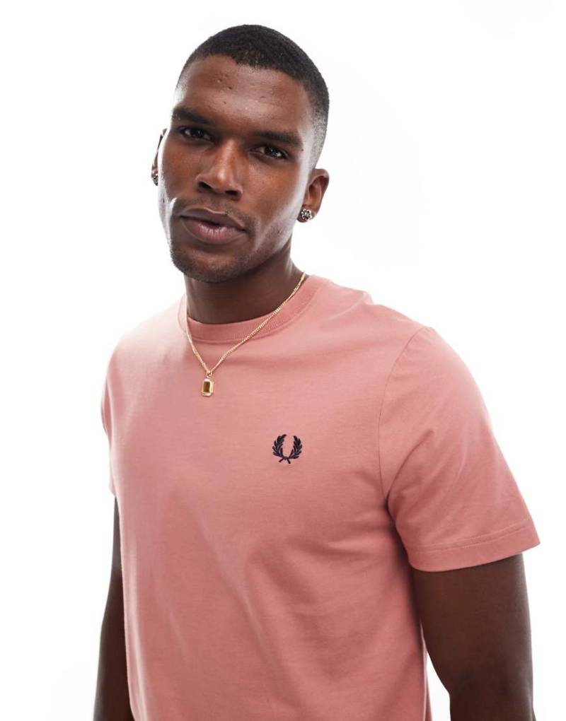 Fred Perry - T-Shirt in Rosa mit Rundhalsausschnitt von Fred Perry