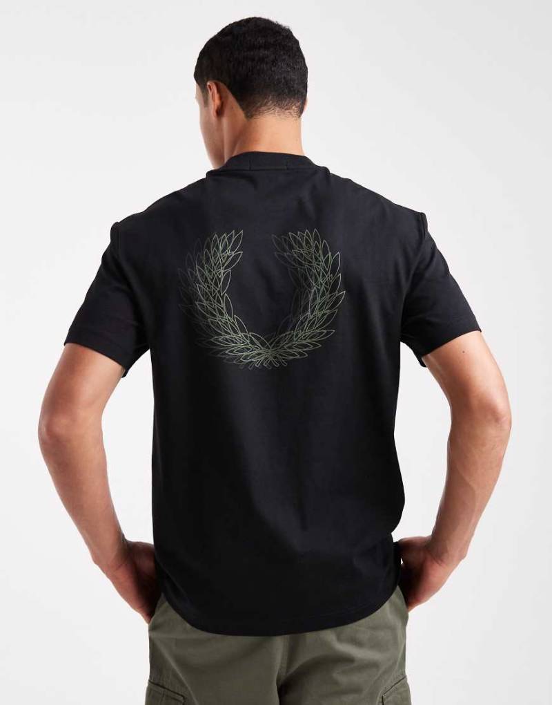 Fred Perry - T-Shirt in Schwarz mit Leuchtkasten-Grafikprint mit Logo auf der Rückseite von Fred Perry