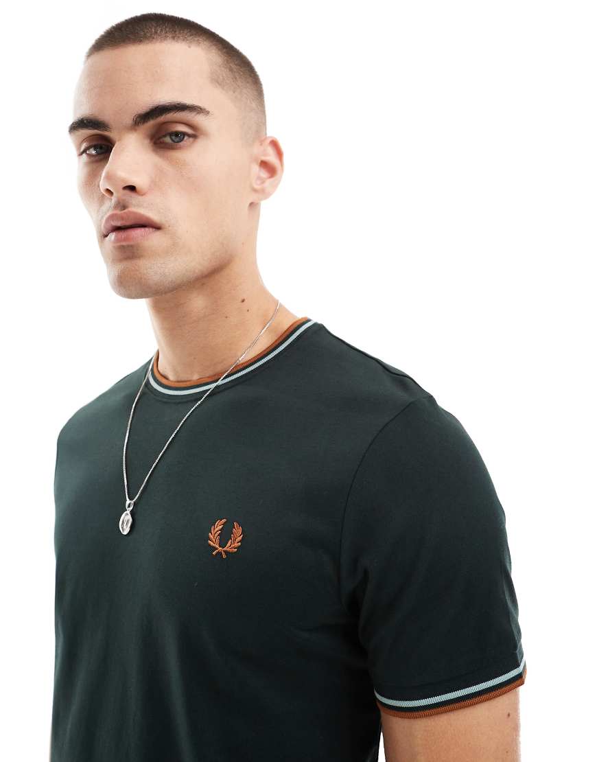 Fred Perry - T-Shirt in Tannengrün mit doppelten Zierstreifen von Fred Perry