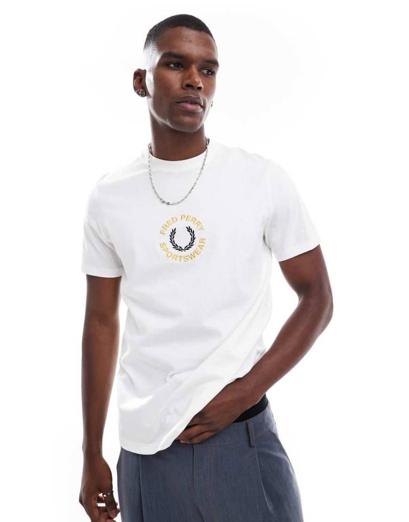 Fred Perry - T-Shirt in Weiß mit Sport-Grafikprint, Sportbekleidung von Fred Perry