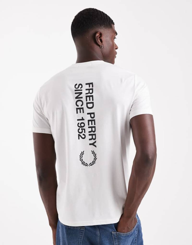 Fred Perry - T-Shirt in Weiß mit auffälligem Logo von Fred Perry