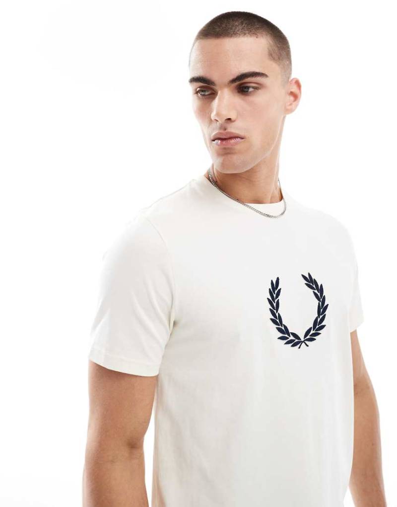 Fred Perry - T-Shirt in Wollweiß mit strukturiertem Lorbeerkranz-Logo von Fred Perry