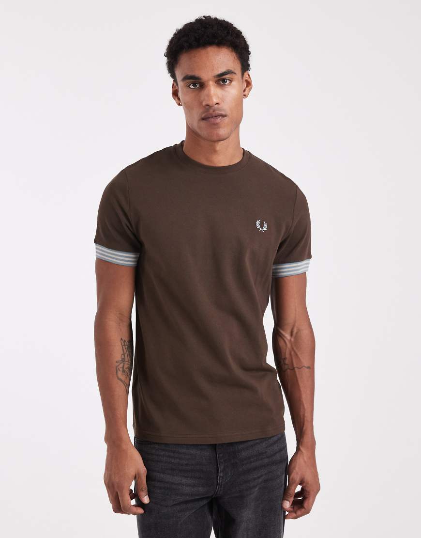 Fred Perry - T-Shirt in dunklem Tobaccobraun mit Streifenbündchen-Brown von Fred Perry
