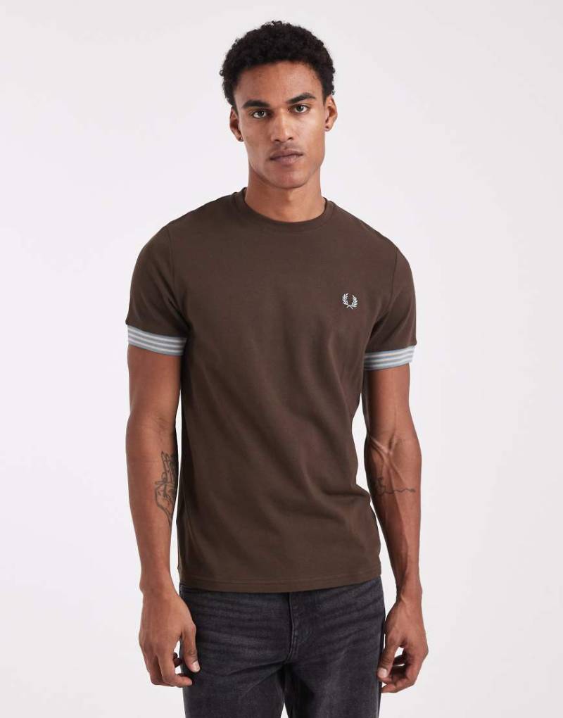 Fred Perry - T-Shirt in dunklem Tobaccobraun mit Streifenbündchen-Brown von Fred Perry