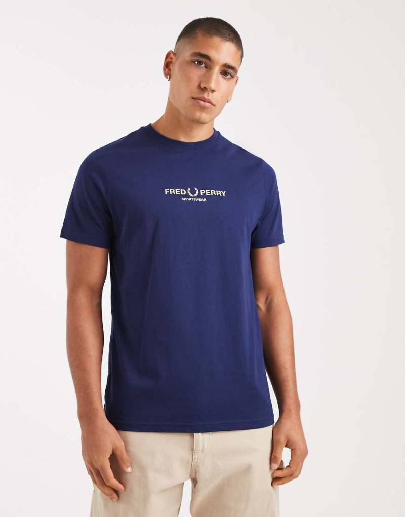 Fred Perry - T-Shirt in französischem Marineblau mit „Sportswear"-Logo von Fred Perry
