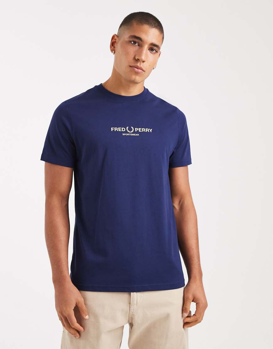 Fred Perry - T-Shirt in französischem Marineblau mit „Sportswear"-Logo von Fred Perry