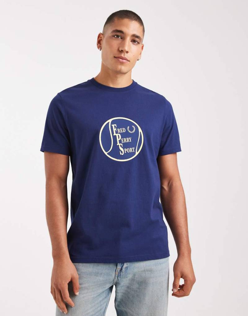 Fred Perry - T-Shirt in französischem Marineblau mit Tennis-Print von Fred Perry