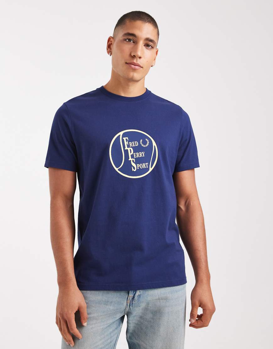 Fred Perry - T-Shirt in französischem Marineblau mit Tennis-Print von Fred Perry