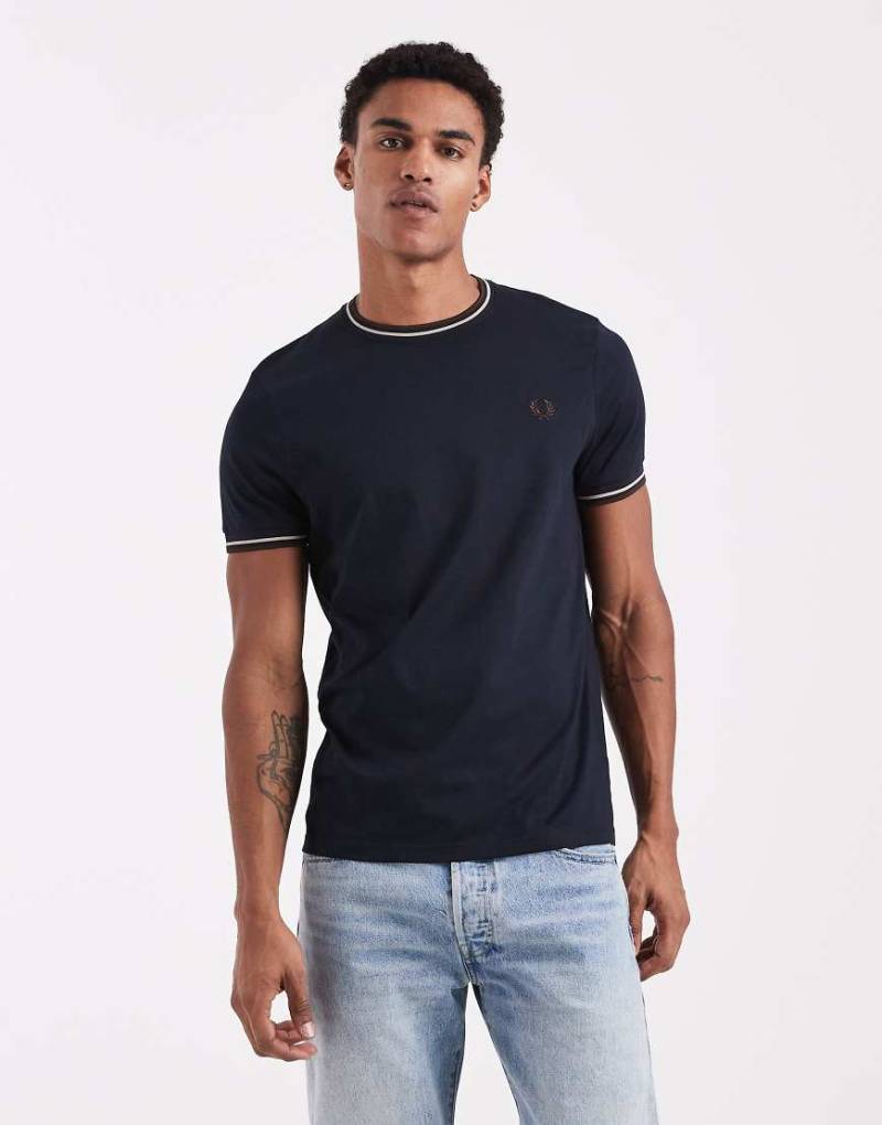 Fred Perry - T-Shirt mit doppelten Zierstreifen in Marine-Marineblau von Fred Perry