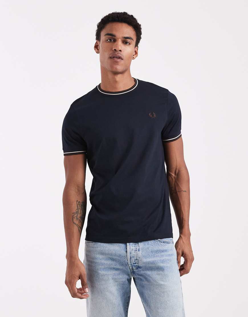 Fred Perry - T-Shirt mit doppelten Zierstreifen in Marine-Marineblau von Fred Perry