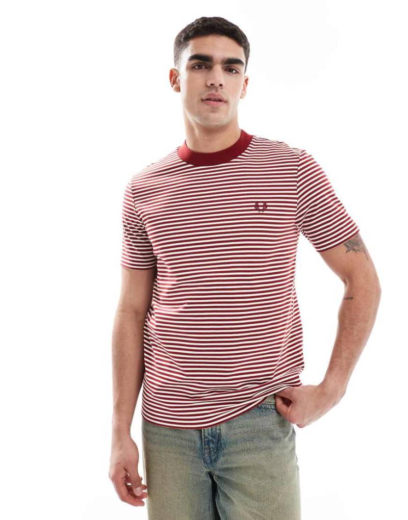 Fred Perry - T-Shirt mit feinem Streifenmuster in Rot und Weiß von Fred Perry